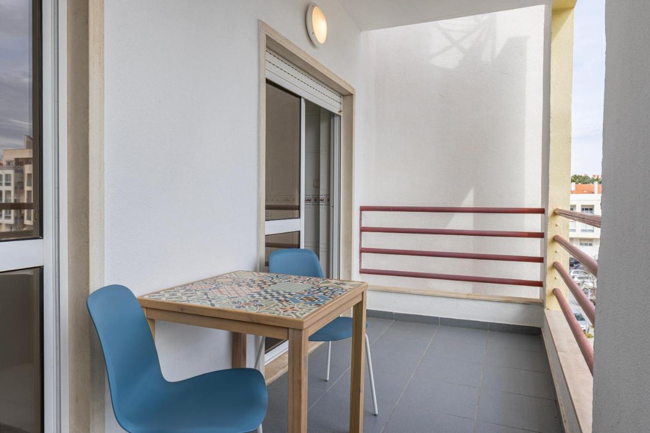 Sunny 2 Bdr Apartment By Lovelystay Charneca  Exterior photo